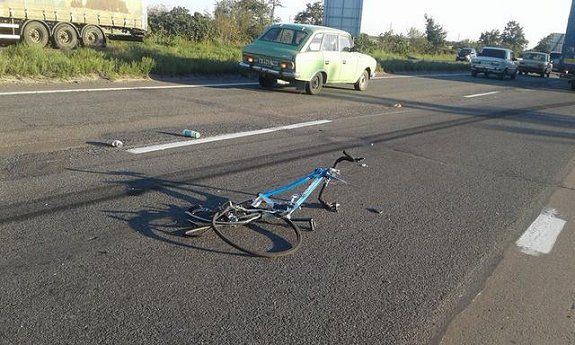 Жуткое ДТП под Киевом: грузовик сбил велосипедистов
