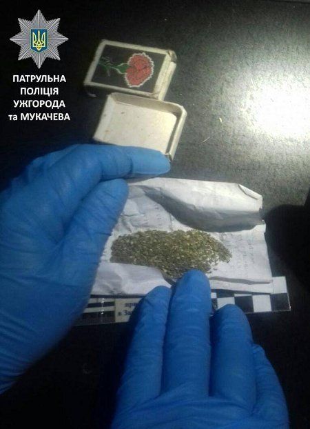 Патрульные в Ужгороде снова обнаружили похожие на наркотические вещества