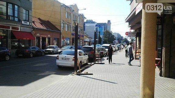 В Ужгороде на тротуаре Швабской размещают террасу кафе "Пасижу"