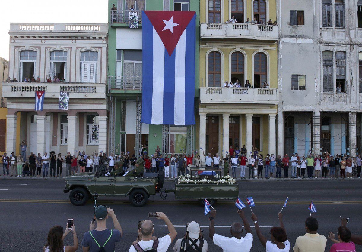 Кубинцы прощаются со своим "команданте"