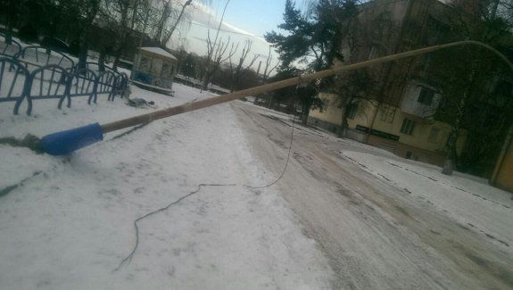 В Ужгороде возле "Рошен" упал электрический столб