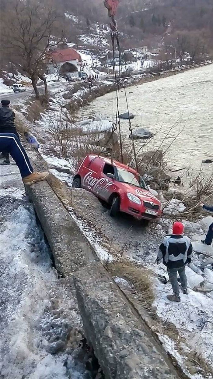 На Закарпатье в результате ДТП два авто улетели в пропасть горной реки