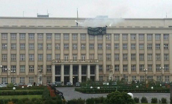 "Карпатская Сечь" зажгли файеры на крыше ОГА в Ужгороде