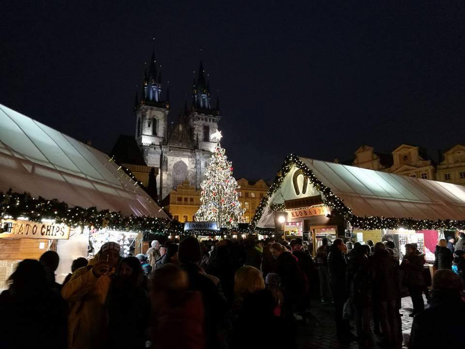 Субботним вечером на улицах Праги также включили праздничное освещение