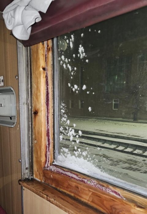 Позорище на УЗ: Пассажиры поезда Чоп-Киев в шоке от "снежного" вагона