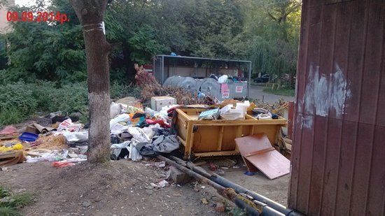 Кучи мусора в ужгородских дворах