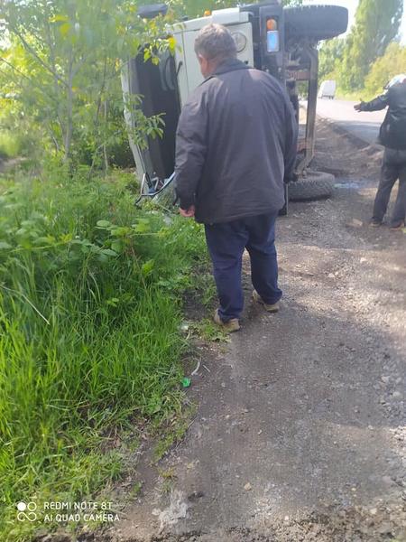 На трасі в Закарпатті вантажівка КаМАЗ виилетііла в кювет і перекинулася