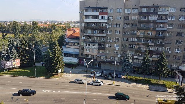 В Ужгороде возле 9-этажки обнаружили тело человека