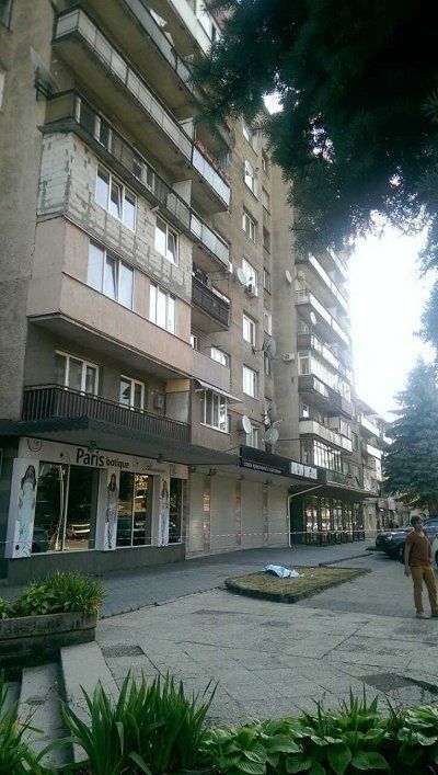 В Ужгороде возле 9-этажки обнаружили тело человека