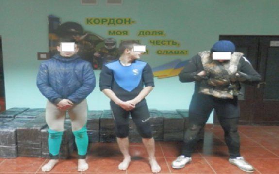 Закарпатские пограничники задержали контрабандистов в гидрокостюмах