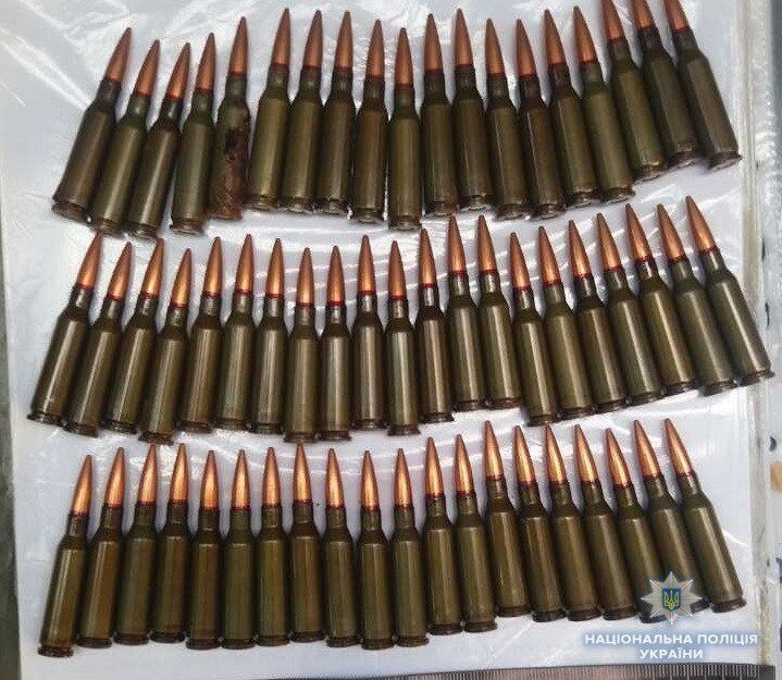 Жителя Ужгорода "пов’язали" під час продажу зброї та боєприпасів