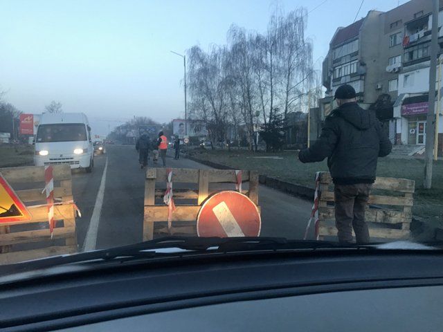 Утром в Ужгороде раздраженные водители вступили в конфликт с дорожниками