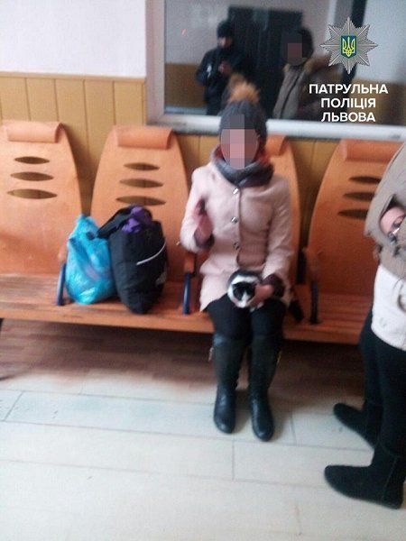 Патрульные во Львове нашли девушку, которая ушла из дома в Ужгороде
