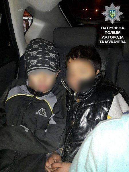 Ужгородские патрульные спасли детей, которые почти замерзли ночью