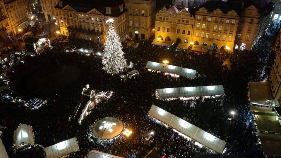 Субботним вечером на улицах Праги также включили праздничное освещение