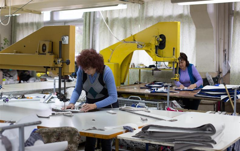 На Ужгородской швейной фабрике кипит работа и растут зарплаты работников