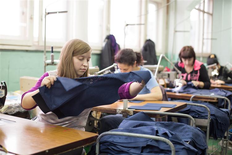 На Ужгородской швейной фабрике кипит работа и растут зарплаты работников