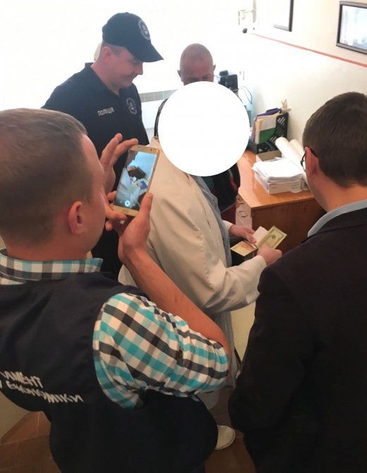 На Закарпатье полиция задержала главу отделения роддома на горячем - при получении взятки