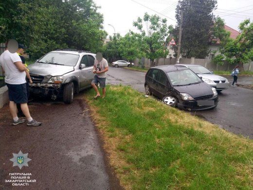 В Ужгороде водитель Ford Fiesta столкнулся с автомобилем KIA