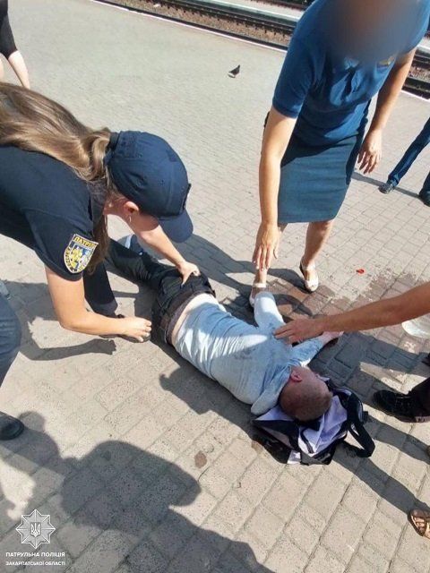 В Мукачево патрульные помогли мужчине, у которого на вокзале случился приступ