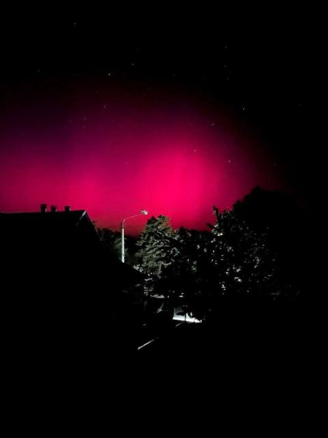 На юге и востоке Украины уже наблюдаются редкое северное сияние, небо розового цвета.