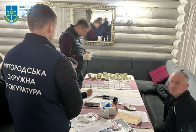 В Закарпатье чиновника сельсовета задержали на взятке – требовал $3000