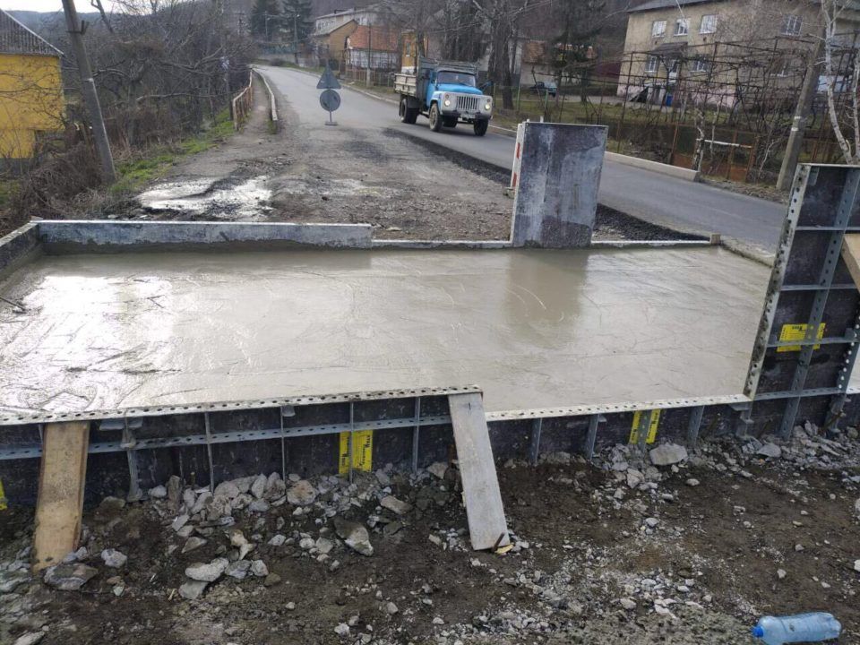 В Закарпатье ремонтируют мосты, которые не трогали со времен их постройки 