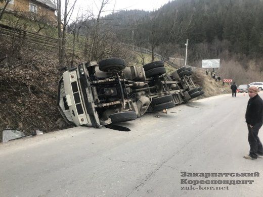 В Закарпатье непонятым образом снесло с дороги большой грузовик