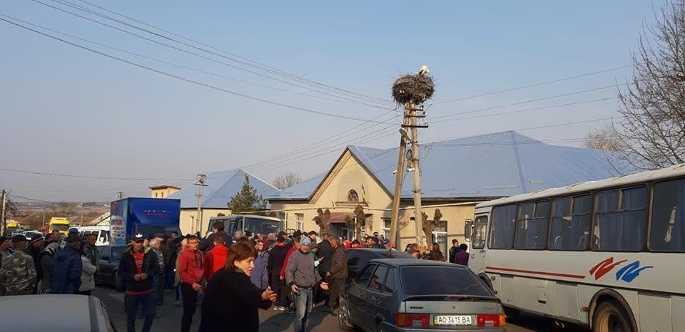 В Закарпатье возмущенные жители требуют ремонта дорог с шумным протестом