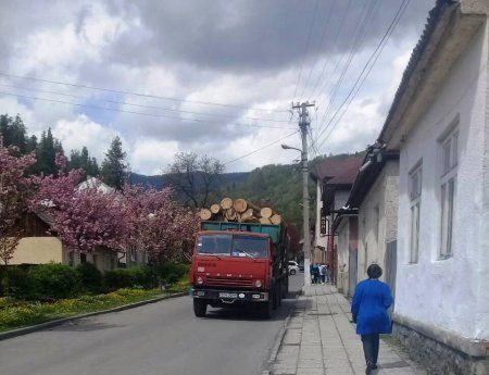 В Закарпатье столкнулся грузовик и внедорожник: Появились кадры с места ДТП 