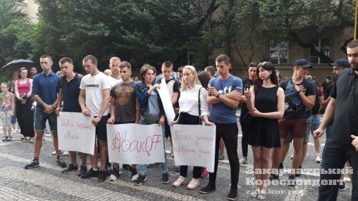 На Закарпатье устроили пикет в связи со смертью 5-летнего мальчика от рук копов 