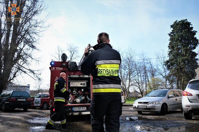 8 человек эвакуировали во время пожара в общежитии УжНУ в Ужгороде