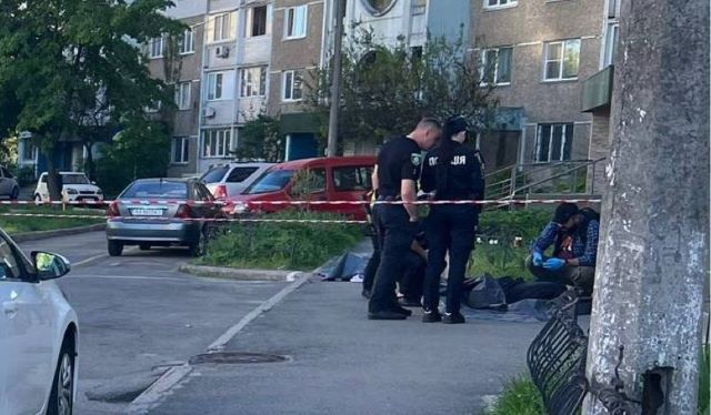 Смерть от самоубийцы: В Киеве женщина спрыгнула с высотки и упала на прохожую