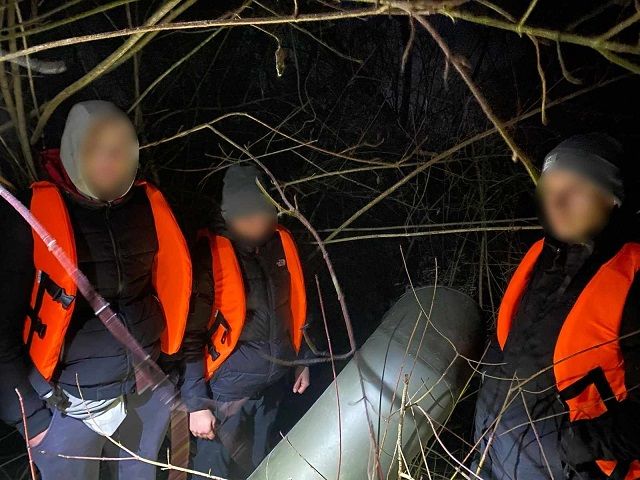 В Закарпатье на границе мужикам сорвали "заплыв" через реку Тиса