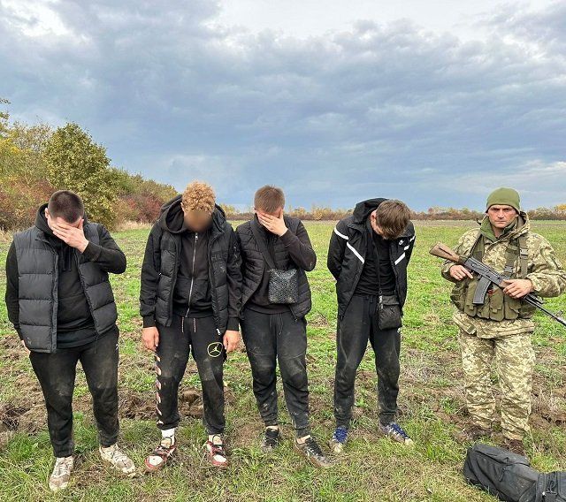  В Закарпатье на границе поймали 4 "умников" с надувным кругом 