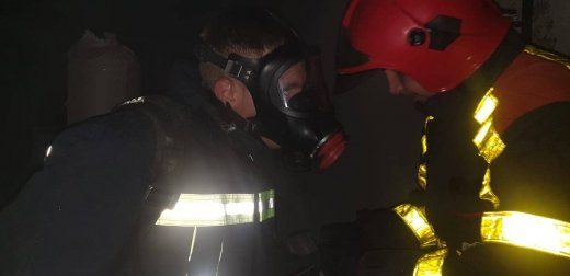 Эвакуация и горячий вечер: На Закарпатье сильный пожар охватил квартиру в 5-этажке 