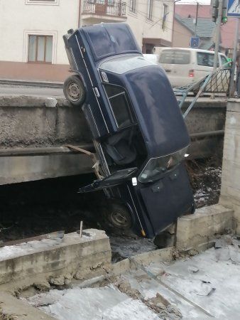 Вылетел с дороги: В Закарпатье автомобиль полностью свисает с края моста