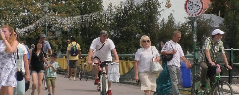 Добру дюжину велосипедистів упіймали патрульні на пішохідному мості в Ужгороді