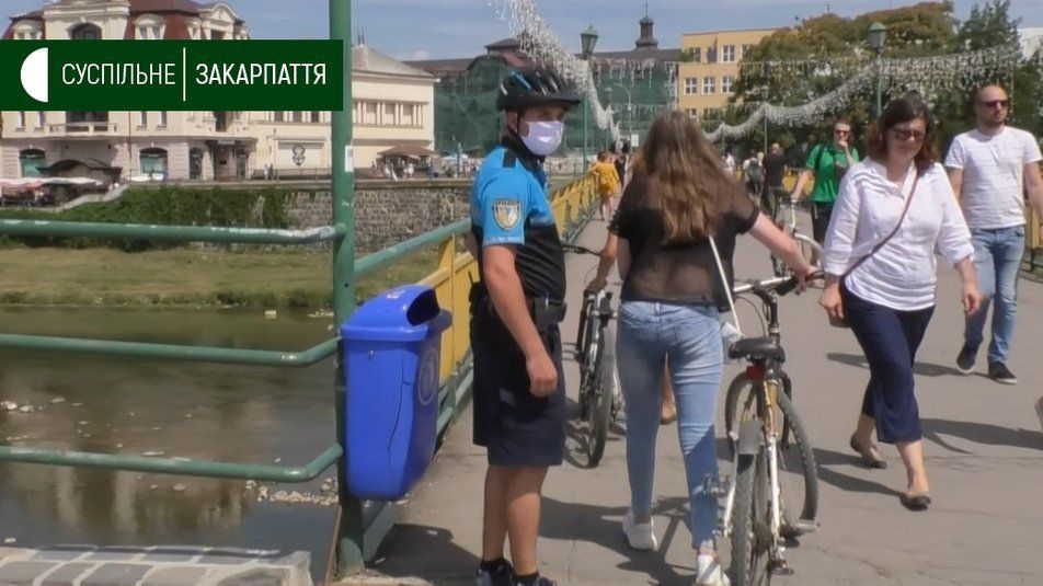 Добрую дюжину велосипедистов поймали патрульные на пешеходном мосту в Ужгороде