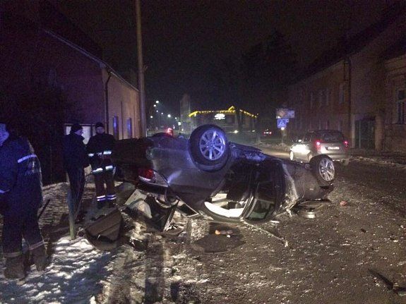 В Ужгороде "BMW" снес 2 столба и перевернулся на крышу