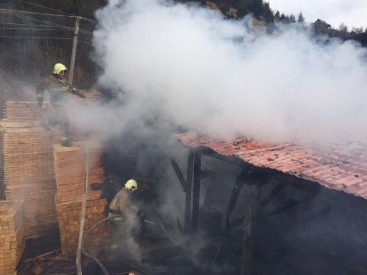 В Закарпатье мощный пожар уничтожил большое помещение 