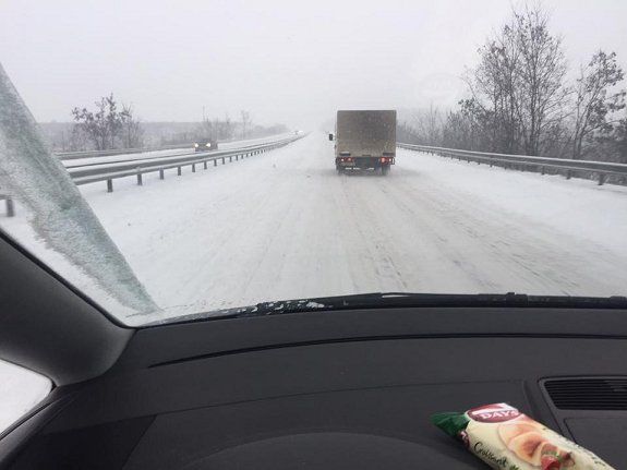 Трассу "Киев-Чоп" замело снегом