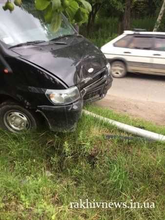ДТП в Закарпатье: Истерзаному автомобилю "гонщика" явно не позавидуешь 