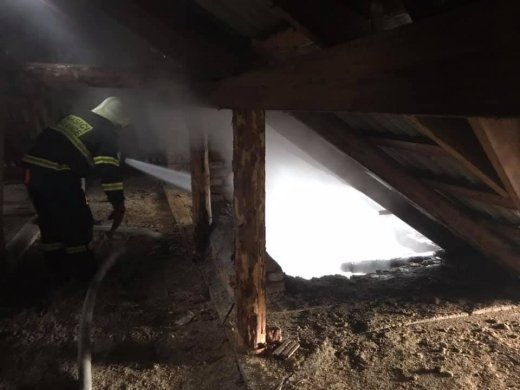 В Закарпатье недостроенный дом по непонятным причинам охватил огонь