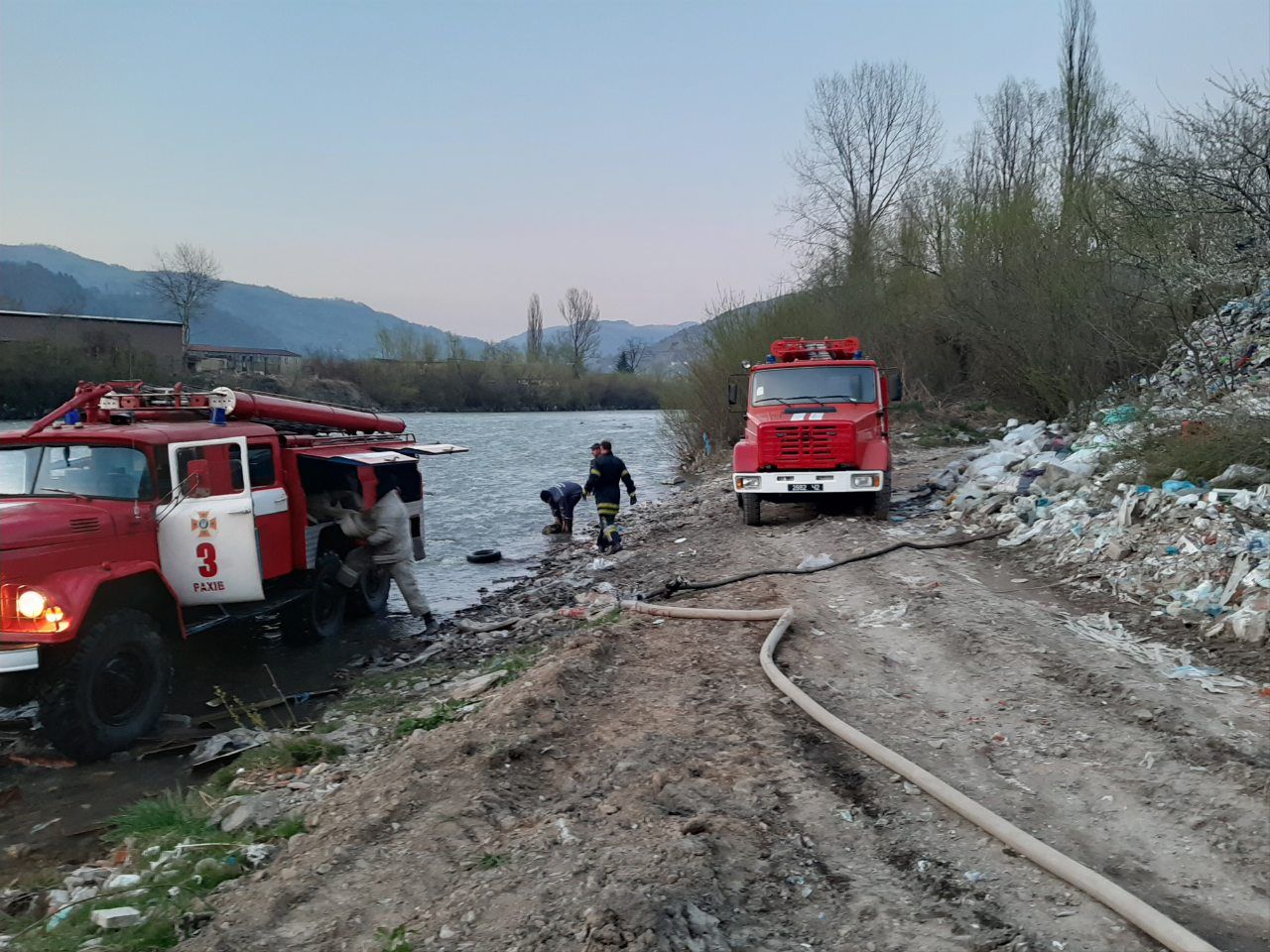 В Закарпатье горела огромнейшая гора мусора возле Тисы