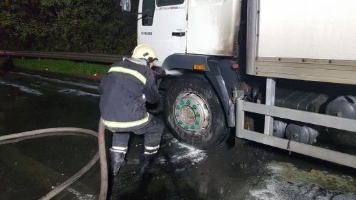 Хаос на трассе в Закарпатье: На помощь бросались как и проезжающие водители, так и спасатели 