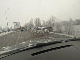 В Мукачево на мосту разбилась фура: На месте большие пробки, невозможно проехать 