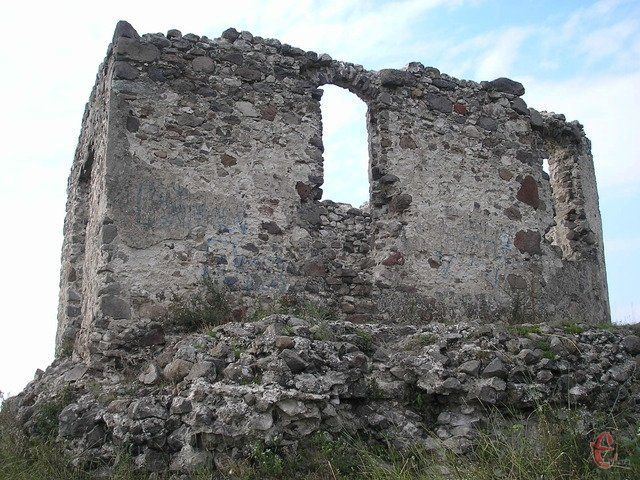 Виноградів. Від замку Канків залишилася одна башта і частково стіни.