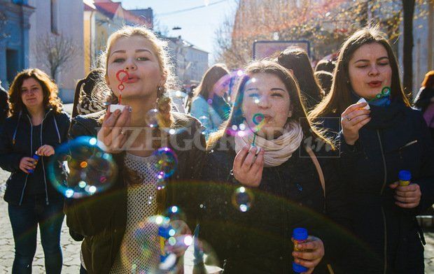 В центре города молодежь запускает мыльные пузыри