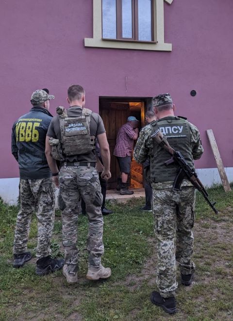В Закарпатье на взятке пограничнику задержали переправщика уклонистов